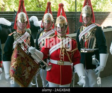 Warrant Officer 1. Classe Esther diventa il primo Bandmaster femminile nella vita delle guardie divisione domestici dell'Esercito britannico. Ha frequentato il suo 'passando all' parade presso la caserma di Knightsbridge di Londra, accompagnato dai suoi genitori Elaine e Tom Freeborn e sport ministro ed ex bagnino officer Hugh Robertson. Foto Stock