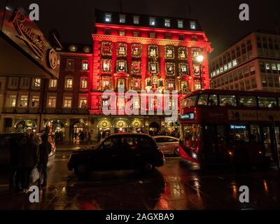 La facciata rossa del "Calendario dell'Avvento" del grande magazzino Fortnum & Mason a Piccadilly, Londra Foto Stock