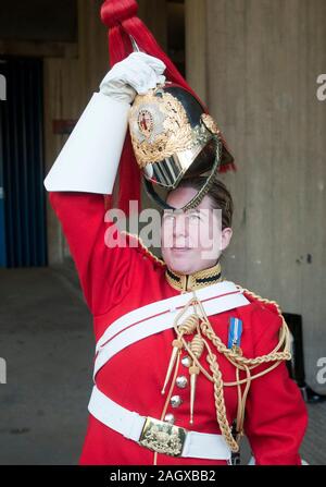 Warrant Officer 1. Classe Esther diventa il primo Bandmaster femminile nella vita delle guardie divisione domestici dell'Esercito britannico. Ha frequentato il suo 'passando all' parade presso la caserma di Knightsbridge di Londra, accompagnato dai suoi genitori Elaine e Tom Freeborn e sport ministro ed ex bagnino officer Hugh Robertson. Foto Stock