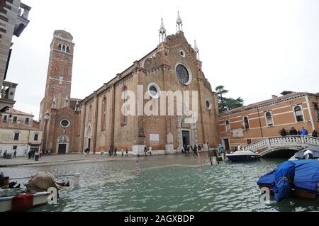 Chiesa dei Frari a Venezia Isola durante l'acqua alta Foto Stock