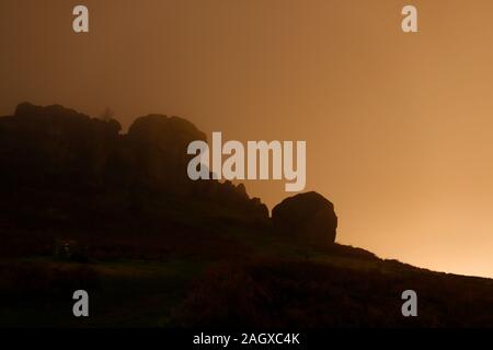 Cow & rocce di vitello in notturna a Ilkley, West Yorkshire Foto Stock