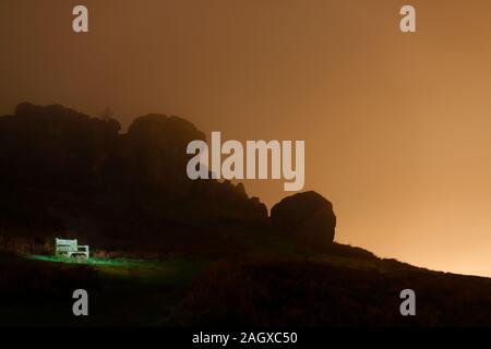 Cow & rocce di vitello in notturna a Ilkley, West Yorkshire Foto Stock