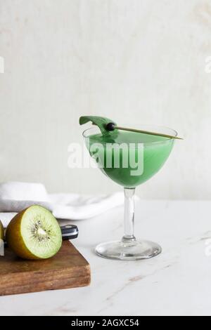 Cocktail verde, preparato con kiwi shake, vodka, prosecco o champagne, guarnito con foglie di salvia Foto Stock