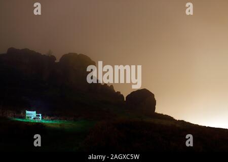 Cow & rocce di vitello in notturna a Ilkley, West Yorkshire Foto Stock