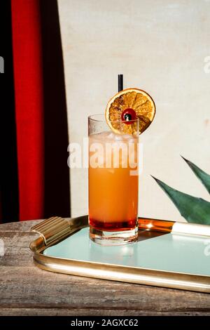 Tequila Sunrise, un cocktail con tequila, succo d'arancia appena spremuto, granadina e ghiaccio cracked Foto Stock