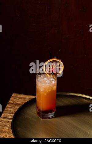 Tequila Sunrise, un cocktail con tequila, succo d'arancia appena spremuto, granadina e ghiaccio cracked Foto Stock