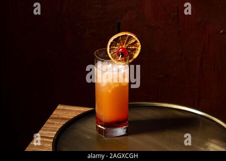 Tequila Sunrise, un cocktail con tequila, succo d'arancia appena spremuto, granadina e ghiaccio cracked Foto Stock