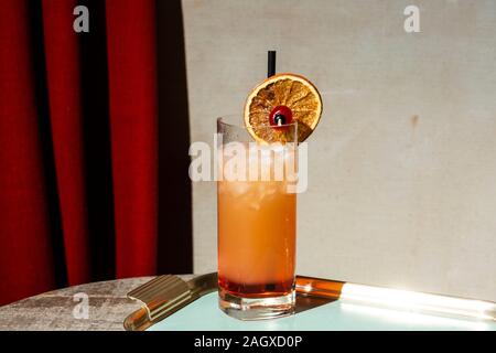 Tequila Sunrise, un cocktail con tequila, succo d'arancia appena spremuto, granadina e ghiaccio cracked Foto Stock