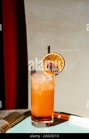 Tequila Sunrise, un cocktail con tequila, succo d'arancia appena spremuto, granadina e ghiaccio cracked Foto Stock