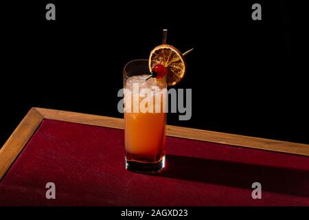 Tequila Sunrise, un cocktail con tequila, succo d'arancia appena spremuto, granadina e ghiaccio cracked Foto Stock