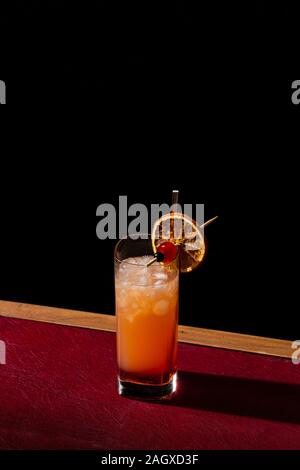 Tequila Sunrise, un cocktail con tequila, succo d'arancia appena spremuto, granadina e ghiaccio cracked Foto Stock