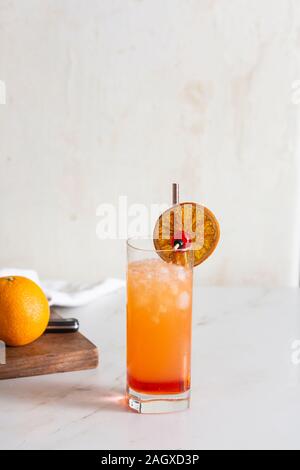 Tequila Sunrise, un cocktail con tequila, succo d'arancia appena spremuto, granadina e ghiaccio cracked Foto Stock