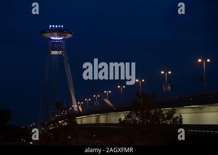 UFO ponte sul Danubio a Bratislava, in Slovacchia, illuminata di notte Foto Stock