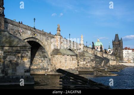 Die Karlsbrücke ist eine im 14. Jahrhundert errichtete, historisch bedeutsame Brücke über die Moldau in Prag, die die Altstadt mit der Kleinseite verbo Foto Stock