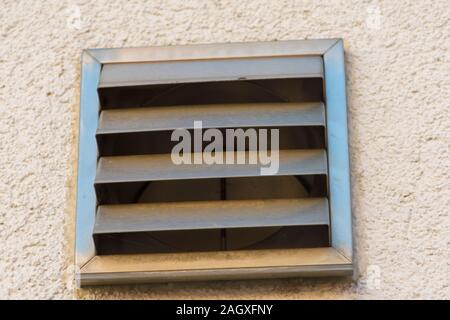 Scarico del sistema di aria di ventilazione su casa sporca Foto Stock