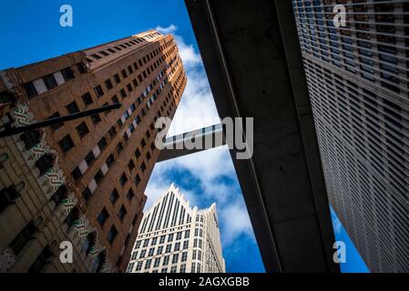 Alleato del centro di Detroit, visto sotto il ponte sopraelevato di Detroit, collegando il sedicesimo piano dell'edificio custode e uno Woodward, progettato nel 1976, Detroit Foto Stock