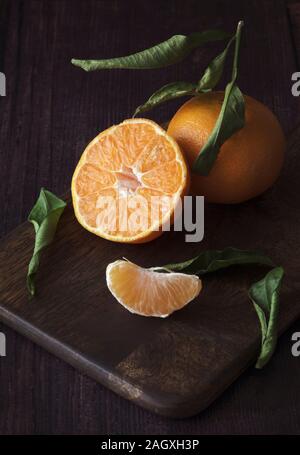 Mandarini su sfondo scuro Foto Stock