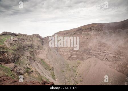 Guardando in giù nel cratere del Vesuvio in italia Foto Stock