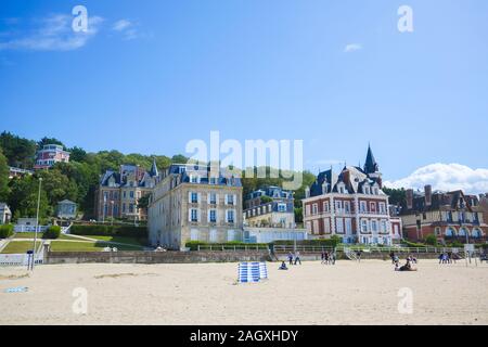 La spiaggia di Trouville-Sur-Mer, dipartimento di Calvados; la Normandia, una famosa attrazione turistica nel nord della Francia. Foto Stock