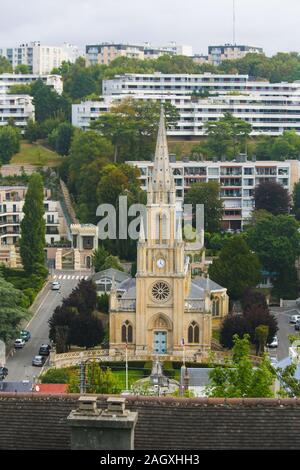 Vista aerea sull'Eglise St Denis in Sainte-Adresse, Le Havre, Seine-Maritime, Normandia, Francia. Foto Stock