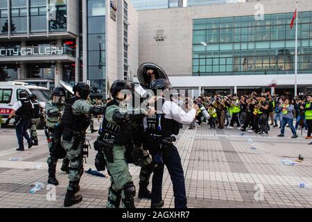 Poliziotti antisommossa stare in guardia durante la protesta.6 mese di disordini civili, manifestanti frequentare un rally in solidarietà con uiguri nello Xinjiang. Discorsi sono state fornite dagli organizzatori della manifestazione. Poliziotti antisommossa e apparvero di fronte a manifestanti mascherati. Foto Stock