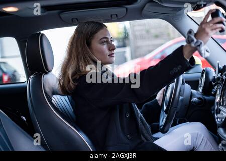 Femmina driver debuttante in una mini auto in Germania. Foto Stock