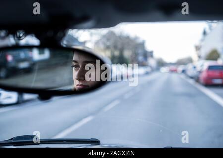 Femmina driver debuttante in una mini auto in Germania. Foto Stock