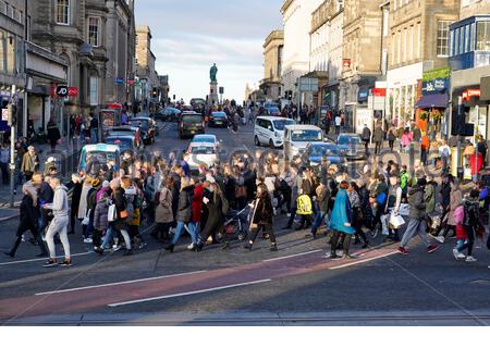 Edimburgo, Scozia, Regno Unito. 22 dic 2019. Christmas Shopper attraversando Hanover Street junction con Princes Street in una trafficata stampede domenica per last minute shopping di Natale. Credito: Craig Brown/Alamy Live News Foto Stock