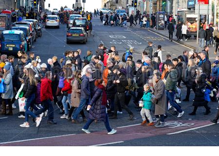 Edimburgo, Scozia, Regno Unito. 22 dic 2019. Christmas Shopper attraversando Hanover Street junction con Princes Street in una trafficata stampede domenica per last minute shopping di Natale. Credito: Craig Brown/Alamy Live News Foto Stock