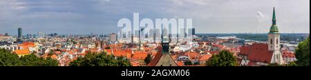 Bratislava, Slovacchia - 22 agosto 2019. Vista panoramica della città di Bratislava. Bratislava è la capitale della Slovacchia Foto Stock