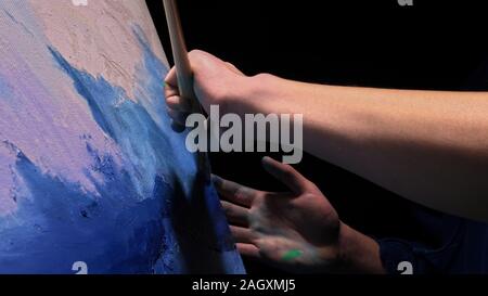 Artista copista paint seascape con nave in oceano. Artigiano arredatore disegnare come barca vela sul mare blu con olio acrilico colore. Foto Stock
