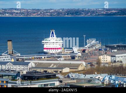 21 aprile 2019, Tallinn, Estonia. Ad alta velocità per i passeggeri e di traghetto per auto della spedizione estone Tallink riguardano la regina del Baltico nel porto di Tallinn. Foto Stock