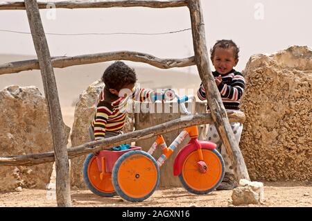 Bedouin giocare i ragazzi in cantiere Foto Stock