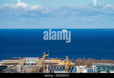 Il 20 aprile 2019, Tallinn, Estonia. Ad alta velocità per i passeggeri e di traghetto per auto della spedizione estone Tallink riguardano MEGASTAR nel porto di Tallinn. Foto Stock