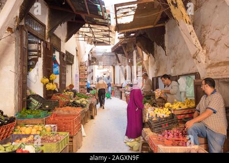 Una donna che acquista cibo nella Medina di Fez, Marocco Foto Stock