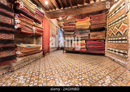 All'interno di un negozio di tappeti a Fez, Marocco Foto Stock