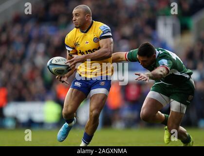 Il bagno di Jonathan Joseph Hands off a affrontare da London Irish Curtis Rona durante la Premiership Gallagher corrispondere allo Stadio di Madejski, lettura. Foto Stock