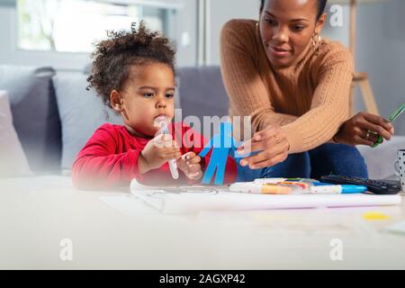 Madre e figlia di trascorrere del tempo insieme in una stanza vivente Foto Stock