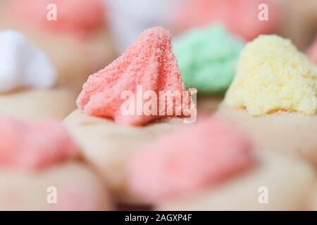 Pulsante di emergenza iced gem biscotti su sfondo bianco Foto Stock