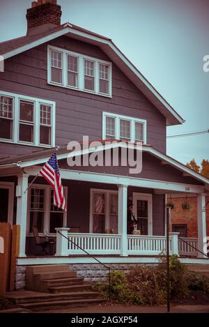 Tradizionale casa residenziale con bandiera americana nel villaggio tedesco di quartiere, Columbus, Ohio, Stati Uniti d'America Foto Stock