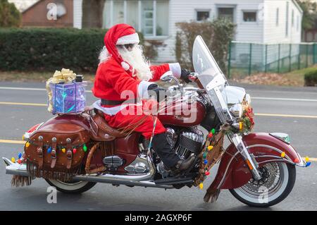 In Pennsylvania, Stati Uniti d'America. Xxi Dec, 2019. Matt Johnson di Langhorne vestito come Santa mentre in sella alla sua moto Indian insieme con altri deputati del Delaware Valley Iron indiano associazione piloti che hanno tenuto la loro annuale corsa di Babbo Natale e scarico dei giocattoli per bambini al Sabato, Dicembre 21, 2019 at St Francis-St Vincent Home per bambini in Bensalem, Pennsylvania. Credito: William Thomas Caino/Alamy Live News Foto Stock