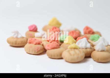 Pulsante di emergenza iced gem biscotti su sfondo bianco Foto Stock