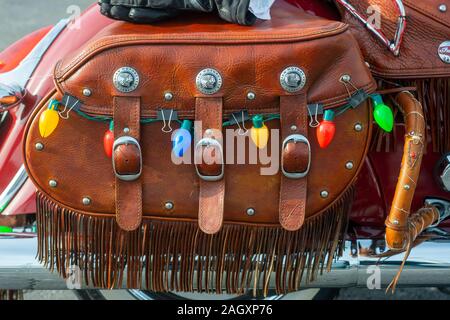 In Pennsylvania, Stati Uniti d'America. Xxi Dec, 2019. I membri di una moto è decorata del Delaware Valley Iron indiano associazione piloti hanno tenuto la loro corsa annuale del babbo natale e scarico dei giocattoli per bambini al Sabato, Dicembre 21, 2019 at St Francis-St Vincent Home per bambini in Bensalem, Pennsylvania. Credito: William Thomas Caino/Alamy Live News Foto Stock