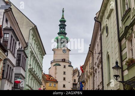 Bratislava, Slovacchia - 21 agosto 2019: medievale di Saint Michael torre porta a Bratislava Foto Stock