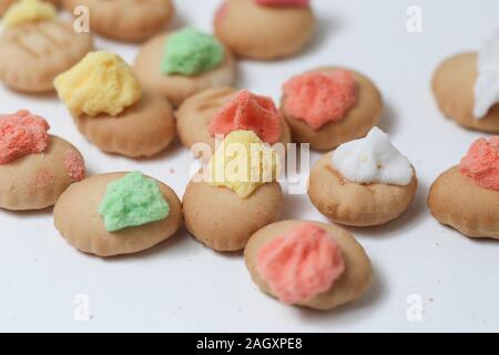 Pulsante di emergenza iced gem biscotti su sfondo bianco Foto Stock