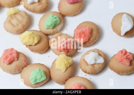 Pulsante di emergenza iced gem biscotti su sfondo bianco Foto Stock