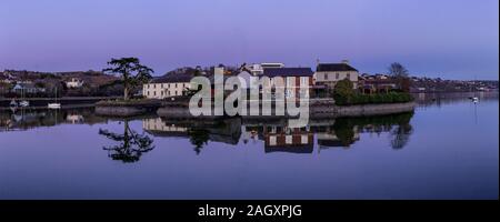 Kinsale harbour nella contea di Cork, Irlanda su una calma inverno di sera Foto Stock