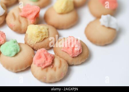 Pulsante di emergenza iced gem biscotti su sfondo bianco Foto Stock