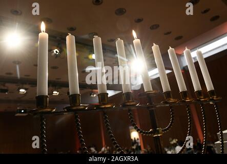 Monaco di Baviera, Germania. 22 Dic, 2019. Due Hanukkah candele bruciano in un internazionale Cerimonia di commemorazione per l'olocausto sopravvissuti al centro ebraico di Monaco di Baviera. Le cerimonie ufficiali con le luci delle candele della Menorah svolgerà in New York, Monaco di Baviera e di Mosca, come pure del 23 dicembre scorso a Parigi e presso il Muro del Pianto a Gerusalemme in Israele. Credito: Angelika Warmuth/dpa/Alamy Live News Foto Stock