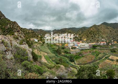 Vallehermoso punto di vista. Straordinaria vista panoramica di una delle più belle valli dell'isola. Un piccolo centro comunale circondato da agricultura Foto Stock